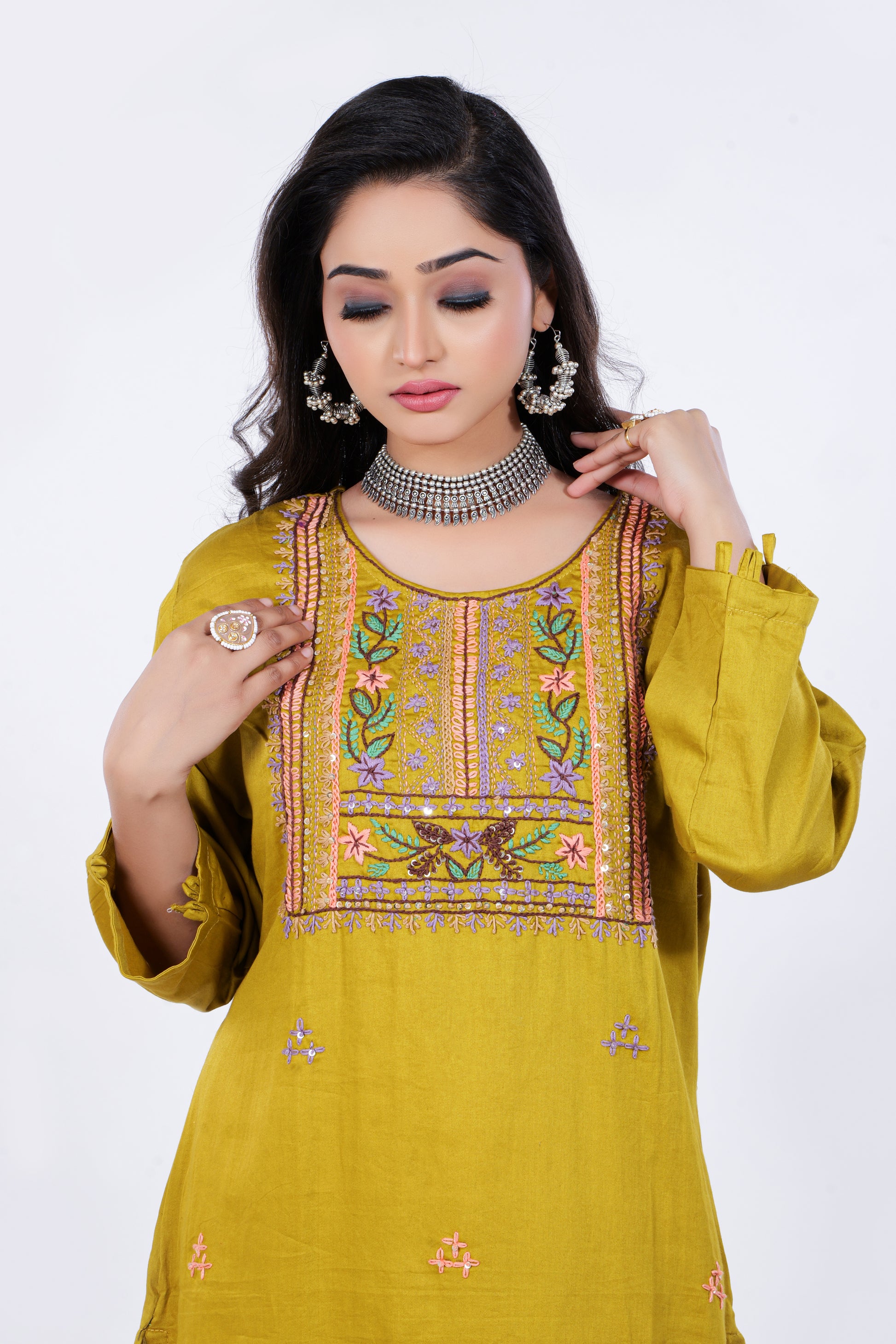 Straight Kurta made from Pure Cotton and Thread Emboidery in Green Colour